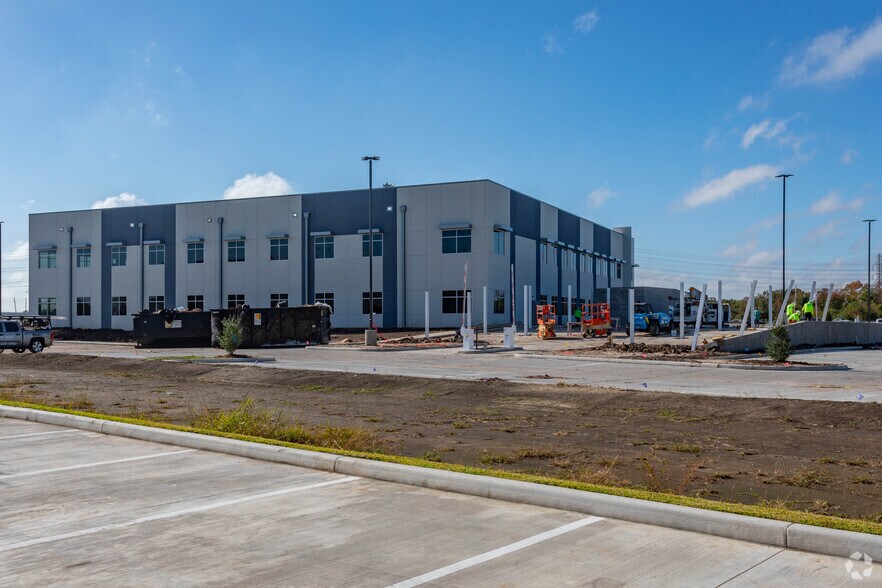 13009 Gulf Commerce Dr, Houston, TX for lease - Building Photo - Image 2 of 20