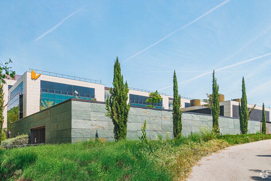 Avenida San Luis, 77, Madrid, Madrid à louer - Photo du bâtiment - Image 2 de 4