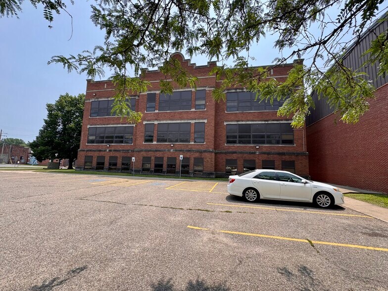 208 S Johnson St, Macomb, IL à vendre - Photo du bâtiment - Image 2 de 43