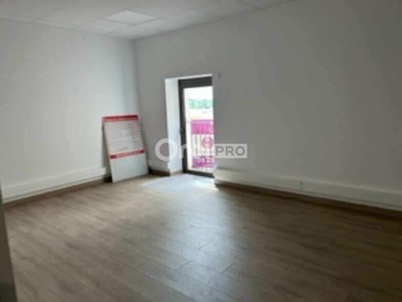 Office in Civrieux for lease - Interior Photo - Image 3 of 4