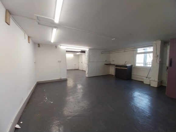 950 Manchester Rd, Linthwaite for sale - Interior Photo - Image 2 of 5