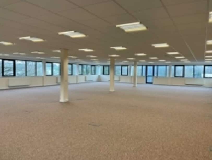 Lakeside Dr, Newport à louer Photo intérieure- Image 1 de 3