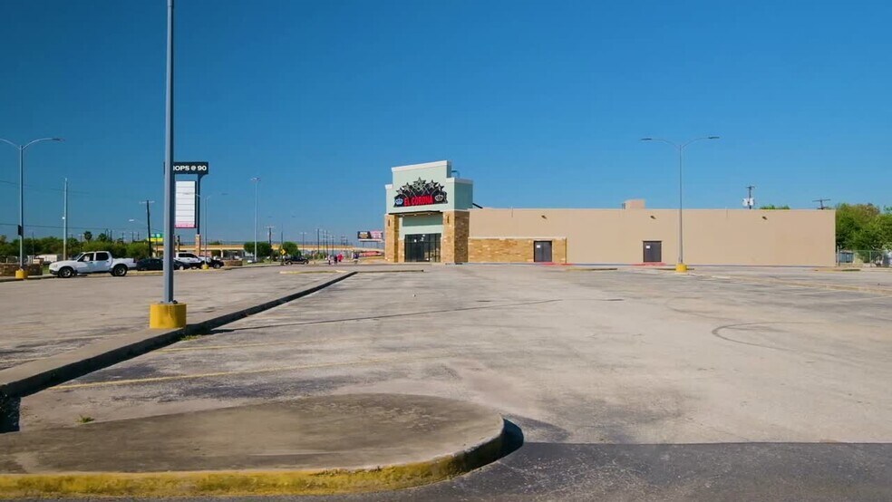 7535 W US Highway 90, San Antonio, TX à louer - Vidéo sur l’inscription commerciale - Image 2 de 9