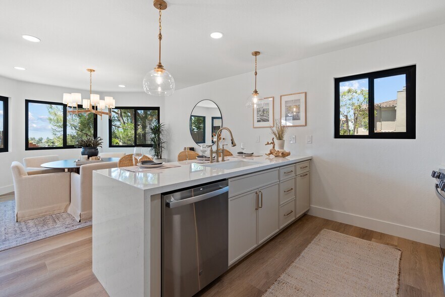 6801 El Fuerte St, Carlsbad, CA à vendre - Photo du bâtiment - Image 3 de 23