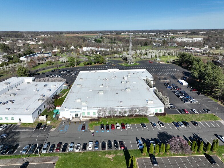 828 Newtown Yardley Rd, Newtown, PA à louer - Photo du bâtiment - Image 3 de 6
