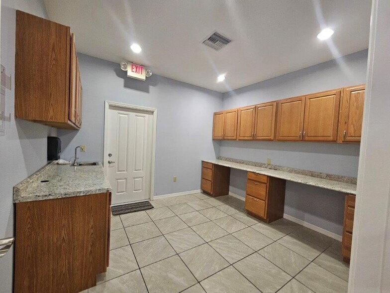 13047 W Linebaugh Ave, Tampa, FL à louer - Photo intérieure - Image 2 de 8