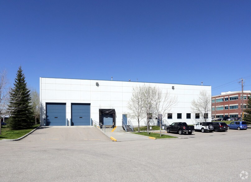7236 10th St NE, Calgary, AB à vendre - Photo du bâtiment - Image 2 de 22