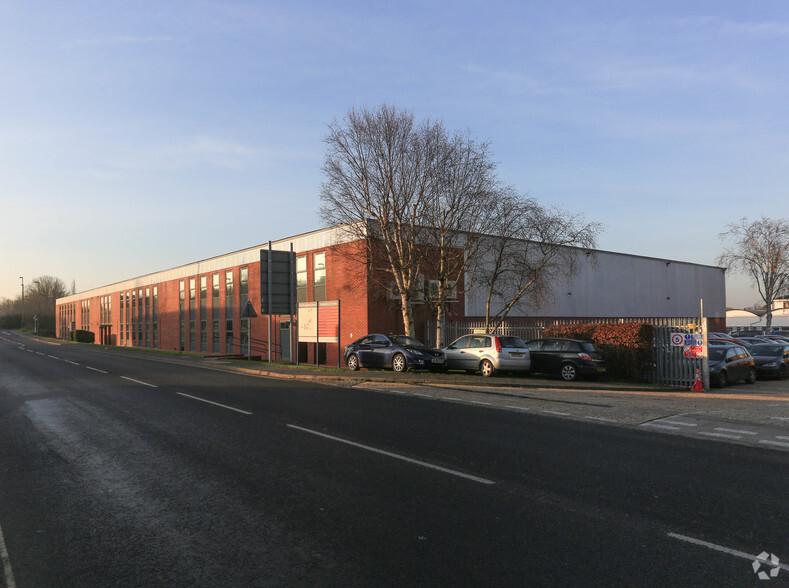 Old Brighton Rd, Lowfield Heath for lease - Primary Photo - Image 1 of 6