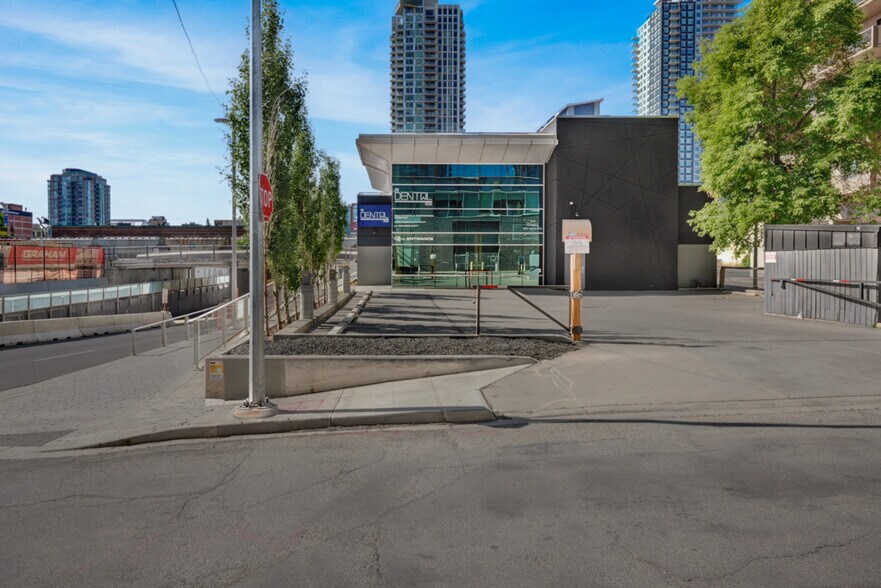 902 9th Ave SW, Calgary, AB à vendre - Photo du bâtiment - Image 2 de 24