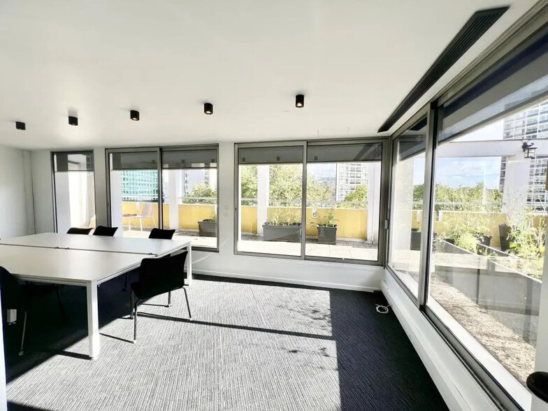 Office in Puteaux for lease - Building Photo - Image 2 of 8