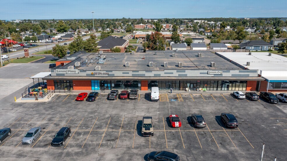 719 W Walnut St, Rogers, AR à louer - Photo du bâtiment - Image 3 de 4