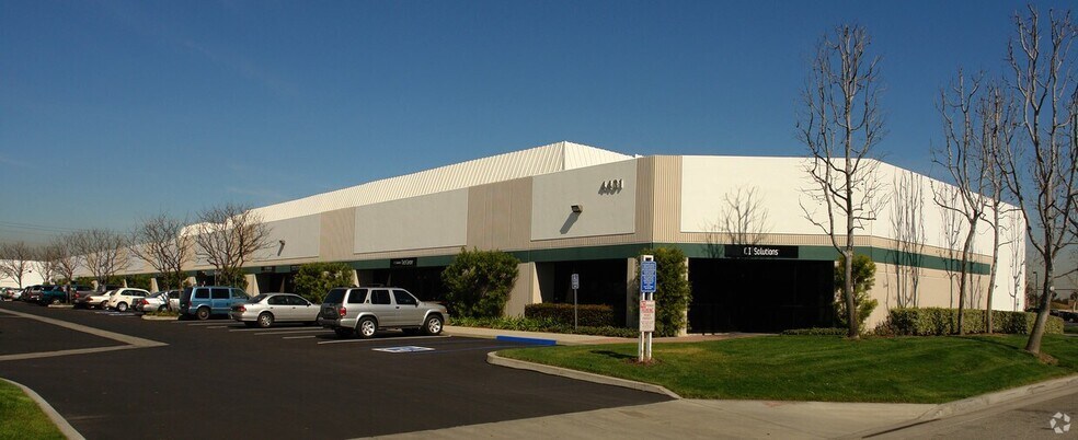 10542 Calle Lee, Los Alamitos, CA à louer - Photo du bâtiment - Image 2 de 22