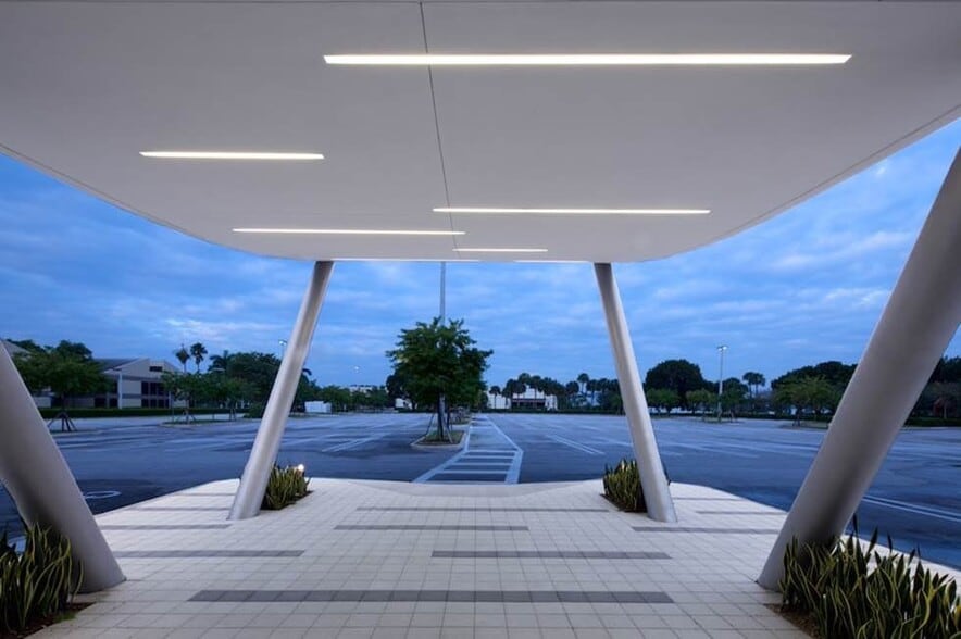 2000 NW 87th Ave, Doral, FL à louer - Photo du bâtiment - Image 3 de 7