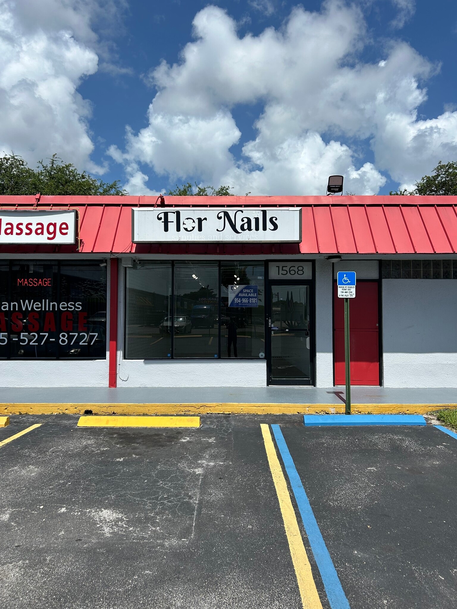 1560-1576 NE 16th Pl, Miami, FL for lease Interior Photo- Image 1 of 10