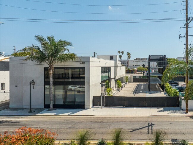 More details for 940 N Highland Ave, Los Angeles, CA - Office for Sale