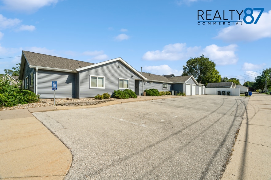 715 10th Ave SE, Cedar Rapids, IA for sale - Building Photo - Image 2 of 18