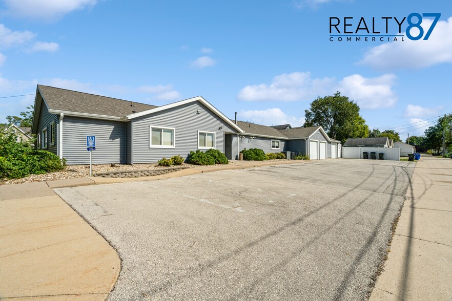 715 10th Ave SE, Cedar Rapids, IA à vendre - Photo du bâtiment - Image 2 de 18