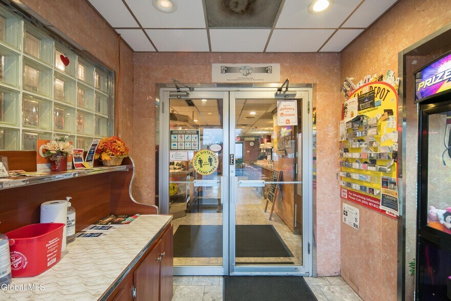 855 Hoosick St, Troy, NY à vendre - Photo intérieure - Image 3 de 67