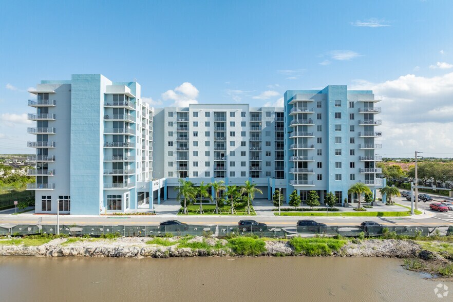 8175 NW 107th Ave, Doral, FL à louer - Photo du bâtiment - Image 3 de 6