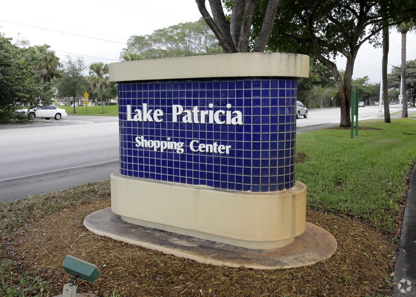 13905-14047 NW 67th Ave, Miami Lakes, FL à louer - Photo du bâtiment - Image 3 de 19
