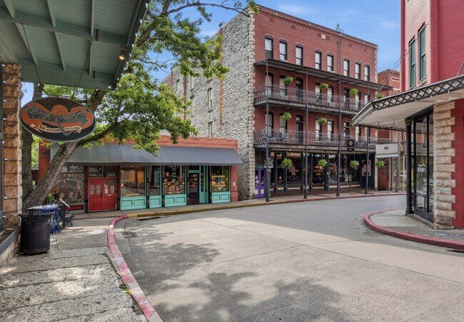 More details for 65 Spring St, Eureka Springs, AR - Retail for Sale