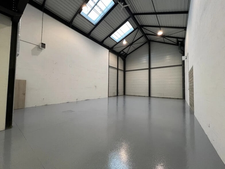 Flex in Cormeilles-en-Parisis for lease - Interior Photo - Image 1 of 5