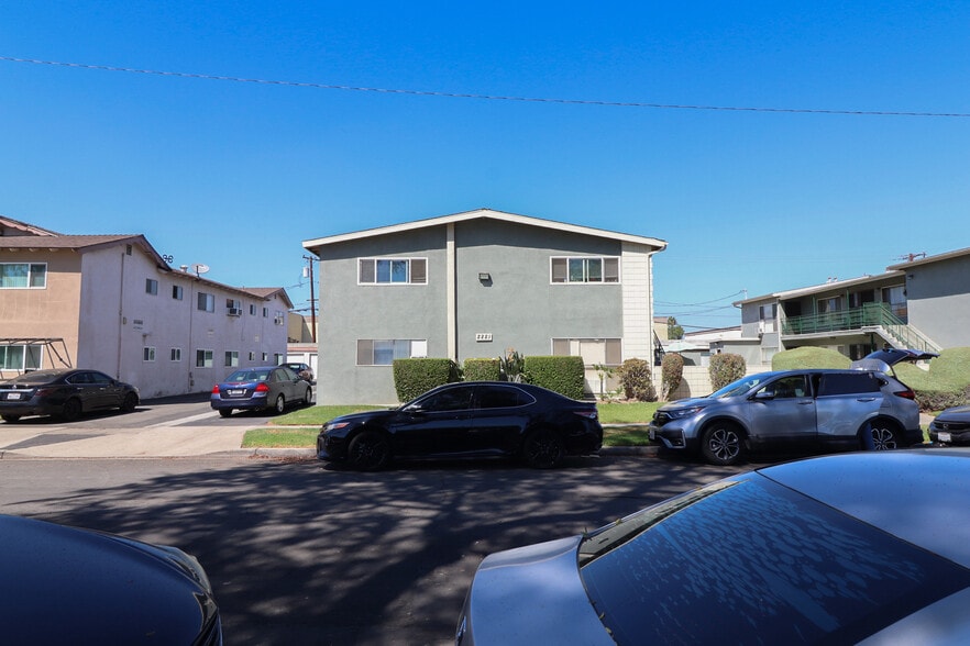 2227 E Westport Dr, Anaheim, CA à vendre - Photo du bâtiment - Image 2 de 13