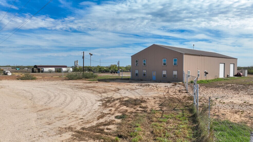 193 Welco Ln, Jourdanton, TX à vendre - Photo du bâtiment - Image 2 de 22