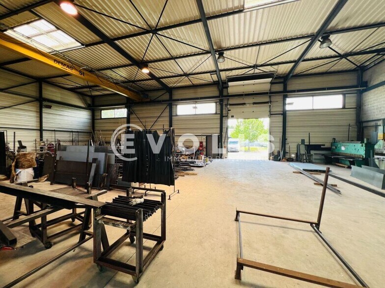 Flex in Saint-Pierre-du-Perray for lease - Interior Photo - Image 2 of 11