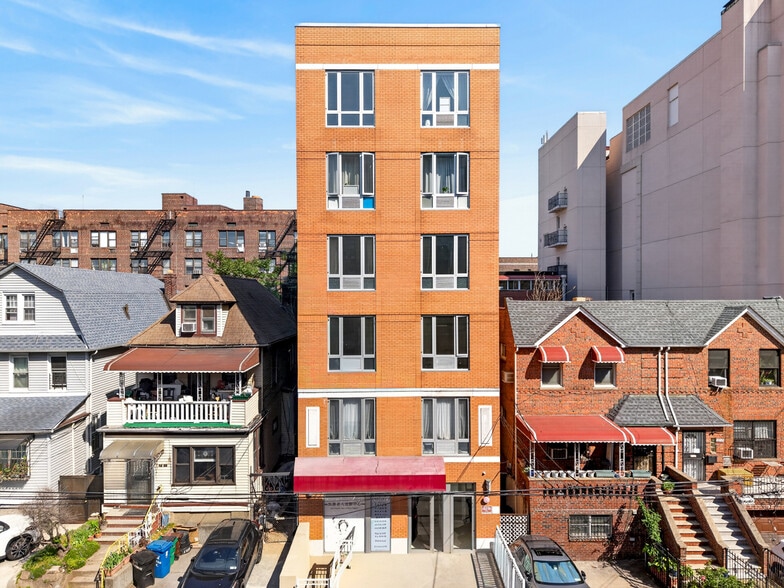 82-20 Britton Ave, Elmhurst, NY à vendre - Photo du bâtiment - Image 1 de 41