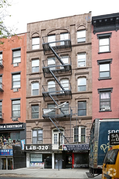 27 St Marks Pl, New York, NY for lease - Primary Photo - Image 2 of 6
