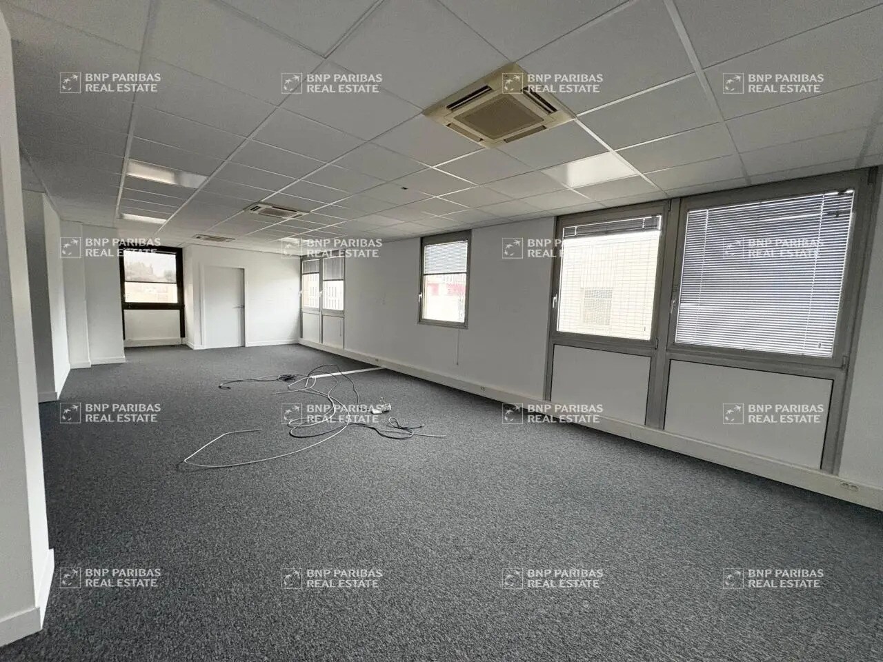 15-17 Rue Joël Le Theule, Montigny-le-Bretonneux for lease Interior Photo- Image 1 of 9