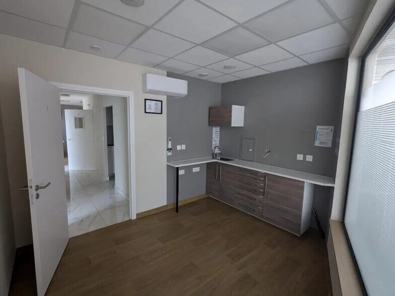 Retail in Viroflay for lease - Interior Photo - Image 3 of 12