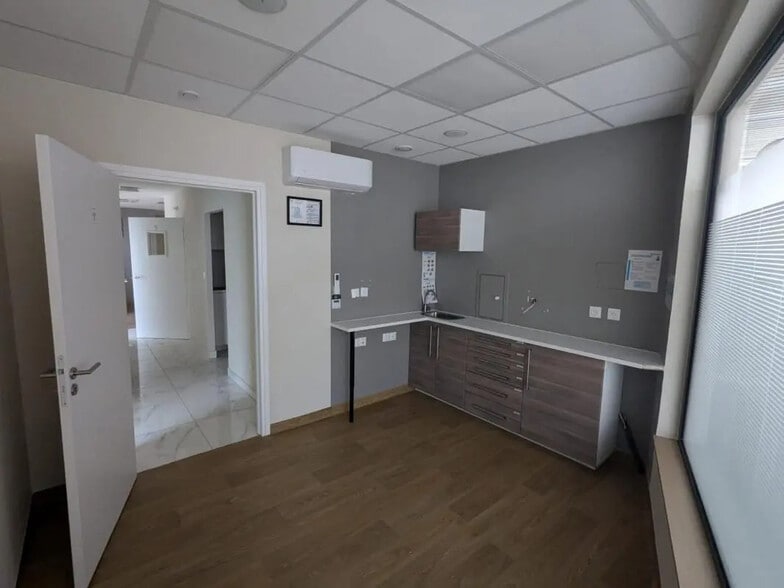 Commerce de détail dans Viroflay à louer - Photo intérieure - Image 3 de 12