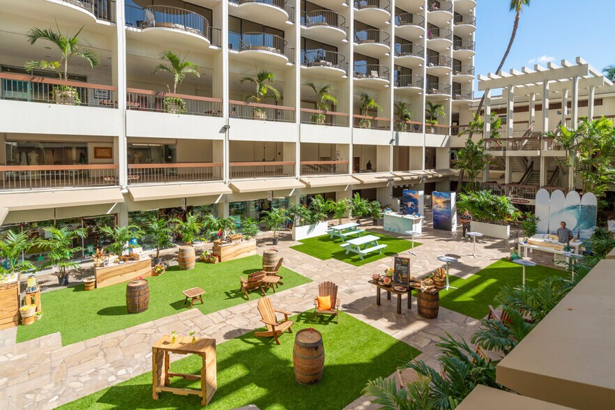 2552 Kalakaua Ave, Honolulu, HI à louer - Photo du bâtiment - Image 3 de 6