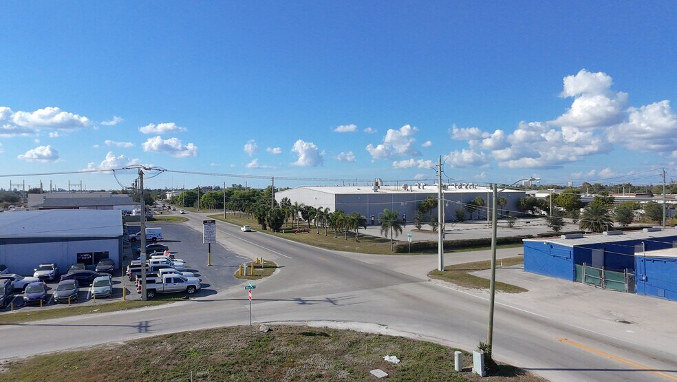 3307 Hanson St, Fort Myers, FL à louer - Photo du bâtiment - Image 3 de 8