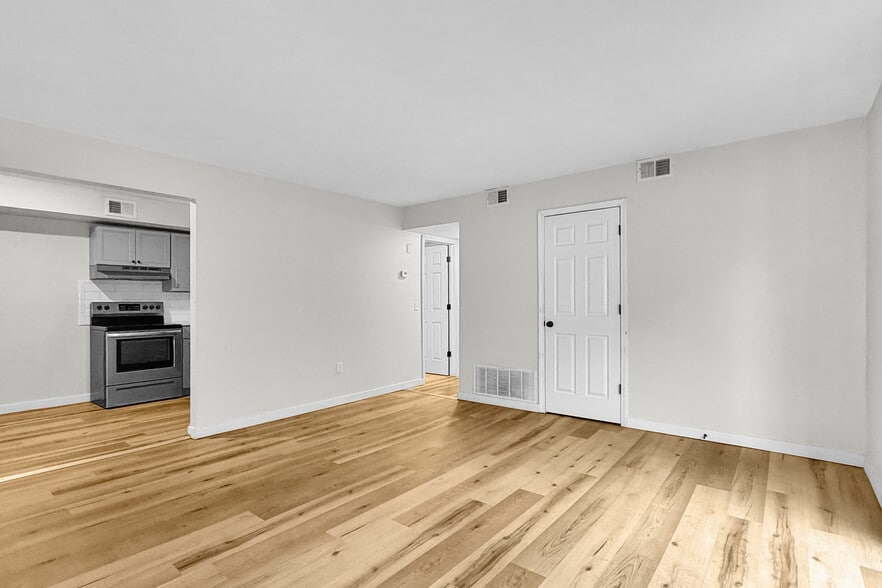 3539-3553 Heatherton Dr, Davenport, IA for sale - Building Photo - Image 2 of 11