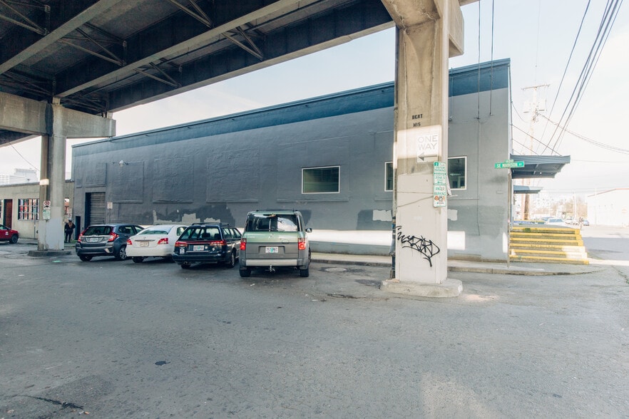 221-239 SE Madison St, Portland, OR for lease - Building Photo - Image 2 of 14