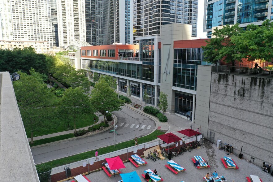 333 E Benton Pl, Chicago, IL à louer - Photo du bâtiment - Image 3 de 4