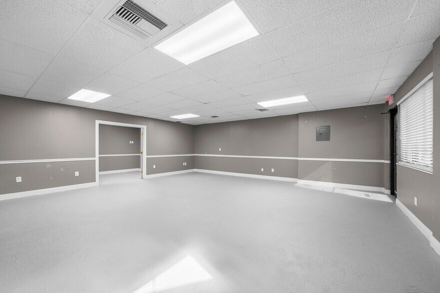 1459 SE Village Green Dr, Port Saint Lucie, FL à vendre - Photo du bâtiment - Image 2 de 9