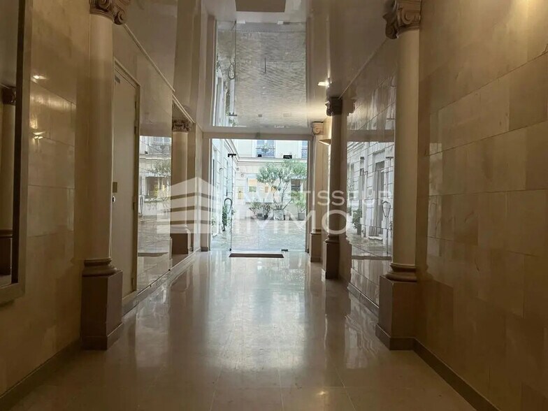 Commerce de détail dans Paris à louer - Hall d’entrée - Image 2 de 14