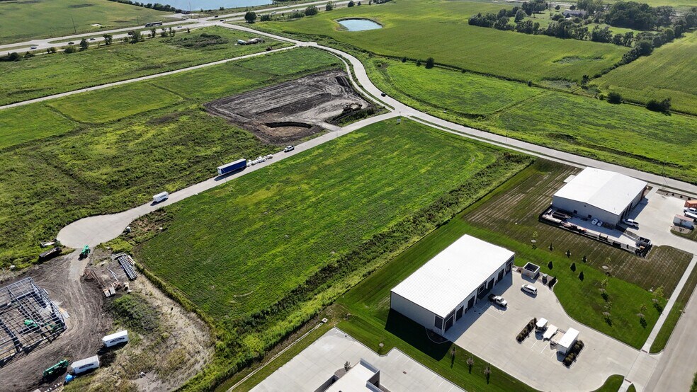 1685 NW Vicksburg Ct, Waukee, IA à vendre - Photo du bâtiment - Image 3 de 4