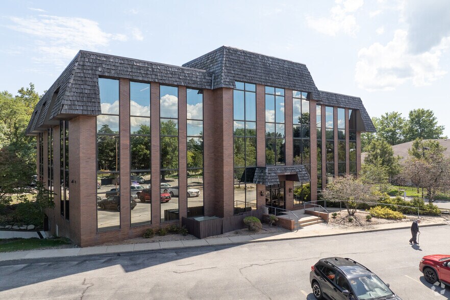 13500-13550 Falling Water Rd, Strongsville, OH à louer - Photo principale - Image 1 de 14