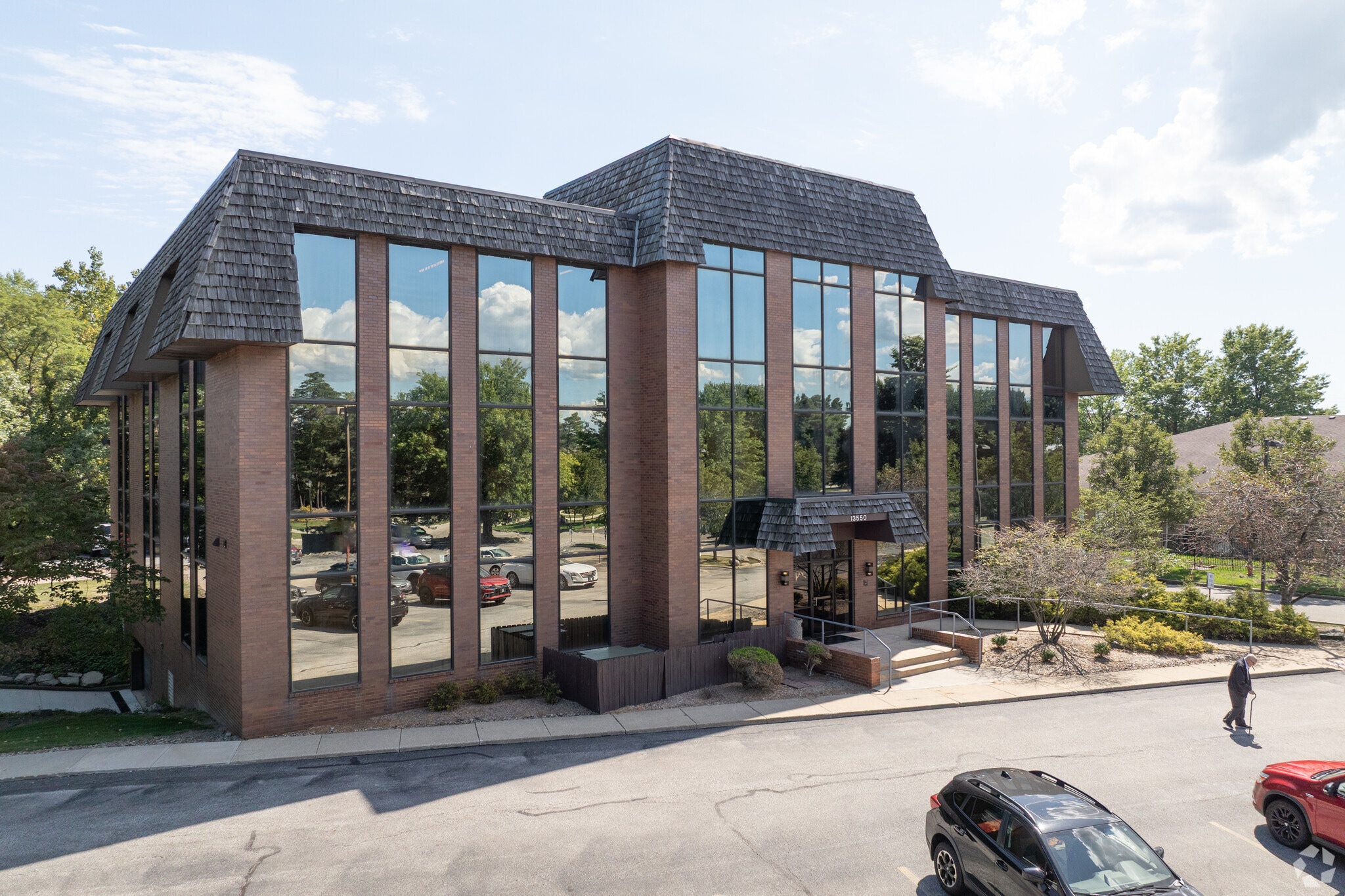 13500-13550 Falling Water Rd, Strongsville, OH for lease Primary Photo- Image 1 of 15