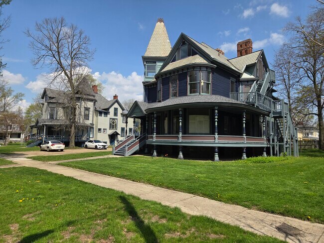 More details for 316-324 Stuart Ave Multifamily Portfolio – Multifamily for Sale, Kalamazoo, MI