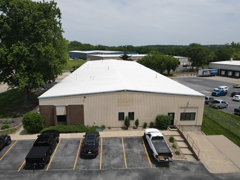 1832 Industrial Cir, West Des Moines, IA for lease - Building Photo - Image 2 of 9