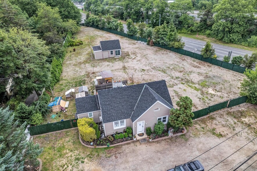 557 Deer Park Rd, Dix Hills, NY for sale - Building Photo - Image 3 of 28