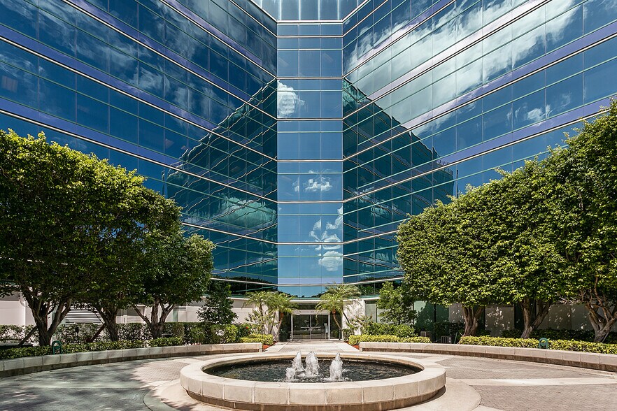 550 W Cypress Creek Rd, Fort Lauderdale, FL à louer - Photo du bâtiment - Image 3 de 10