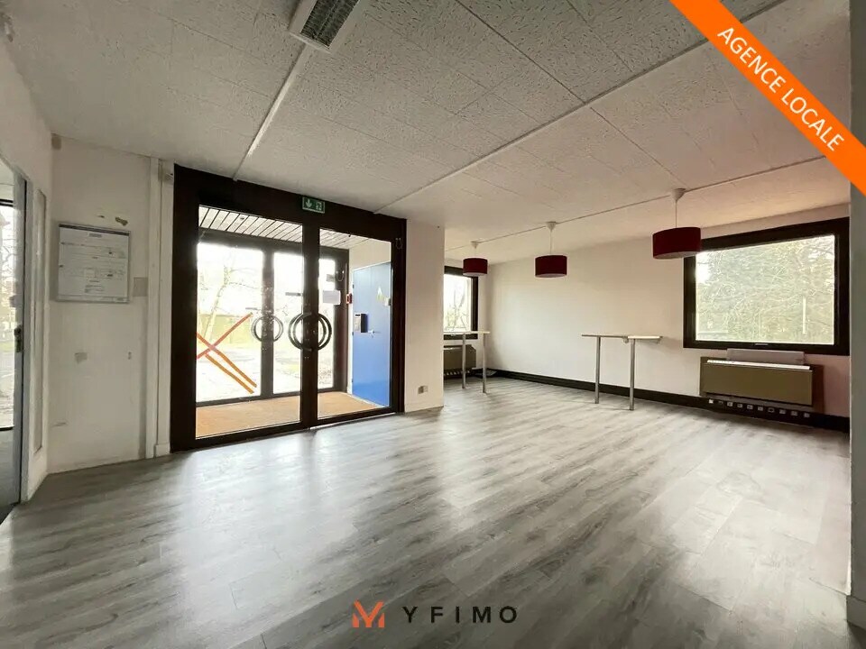 Office in Aubergenville for lease Interior Photo- Image 1 of 8