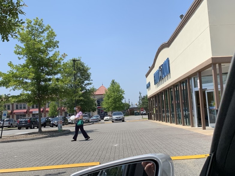 608 E Mercury Blvd, Hampton, VA for lease - Building Photo - Image 2 of 8